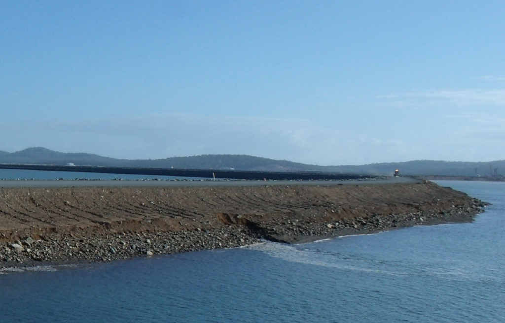 Paleo channels with softer rock combined with strong spring tides caused the geotextile to balloon and tear in some areas of a failed bund wall in Gladstone Harbour. Paleo channels with softer rock combined with strong spring tides caused the geotextile to balloon and tear in some areas of a failed bund wall in Gladstone Harbour.